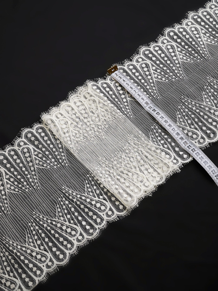 Кружево с ресничками шантильи Р437 (цена за купон 22см*140см) шампань