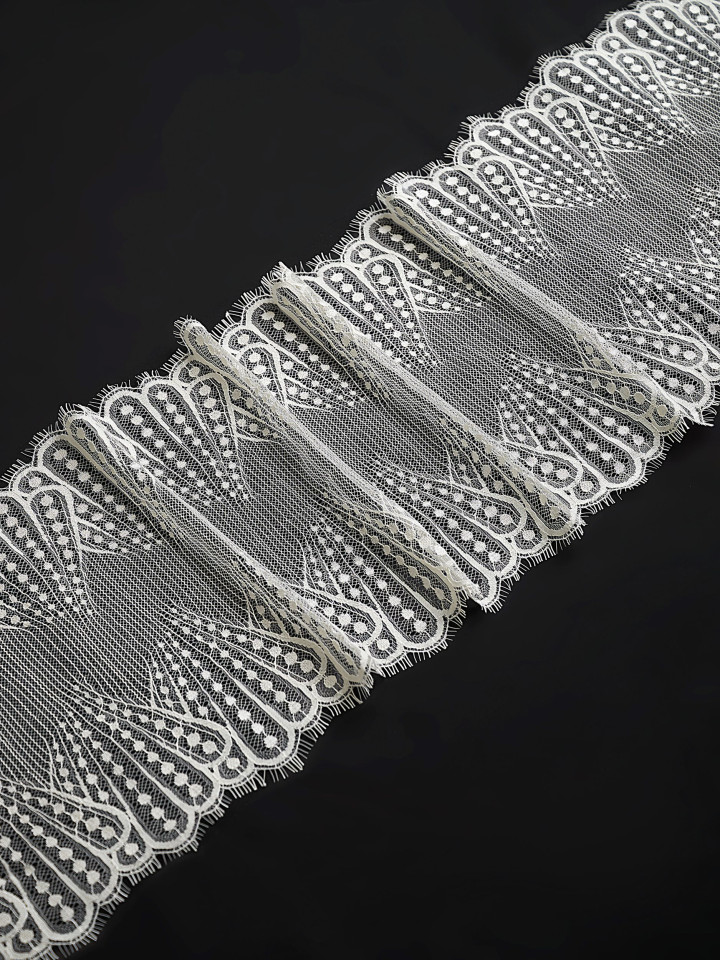 Кружево с ресничками шантильи Р437 (цена за купон 22см*140см) шампань