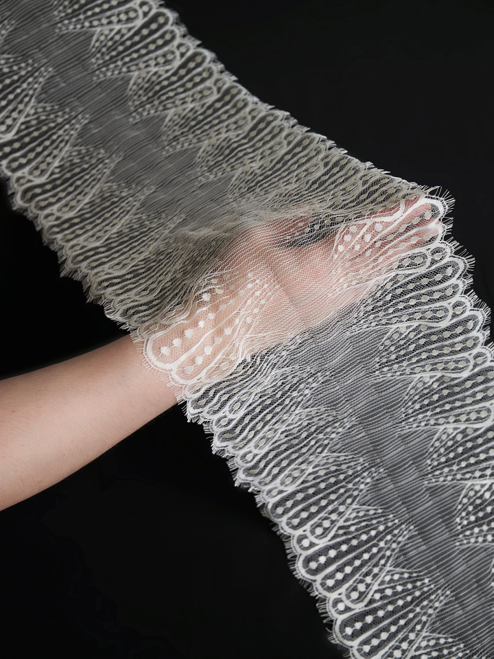 Кружево с ресничками шантильи Р437 (цена за купон 22см*140см) шампань