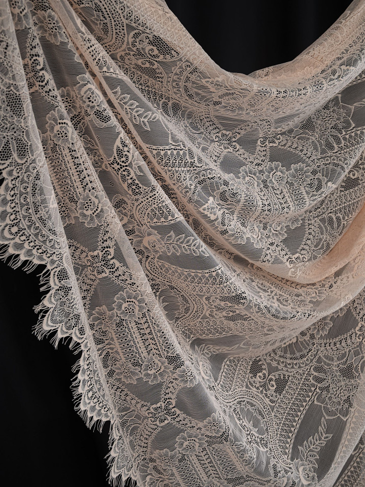 Кружево с ресничками шантильи Р426 (цена за купон 120см*170см) персиковый