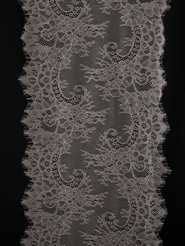 Кружево с ресничками шантильи Р425 (цена за купон 35см*290см) пудровый