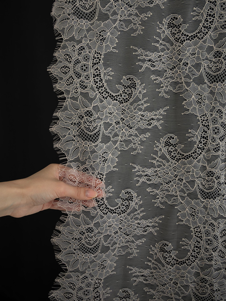 Кружево с ресничками шантильи Р425 (цена за купон 35см*290см) пудровый