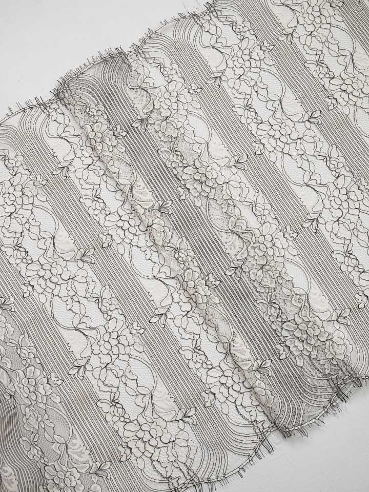 Кружево с ресничками шантильи Р431 (цена за купон 74см*280см) белый, чёрный