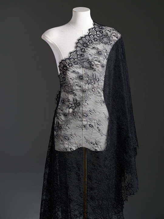 Кружево с ресничками шантильи Р436 (цена за купон 75см*290см) чёрный