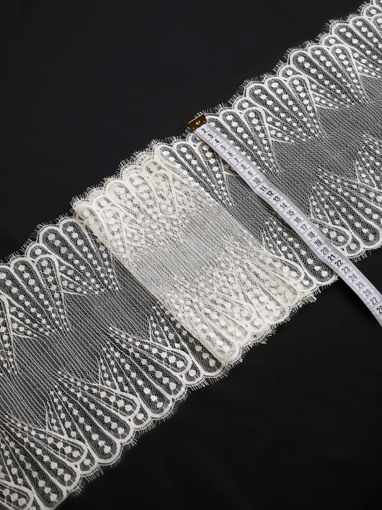 Кружево с ресничками шантильи Р437 (цена за купон 22см*140см) шампань