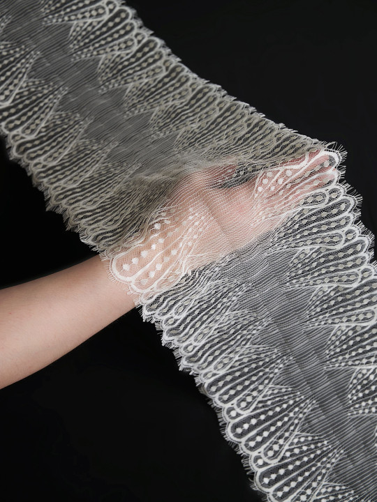 Кружево с ресничками шантильи Р437 (цена за купон 22см*140см) шампань