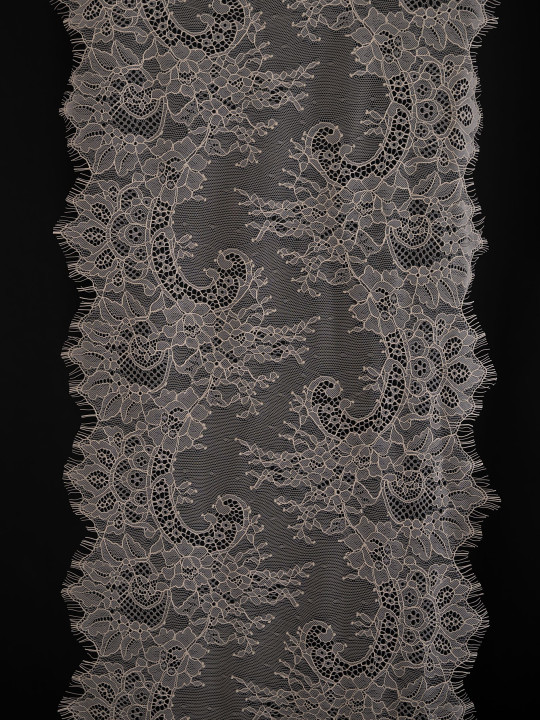 Кружево с ресничками шантильи Р425 (цена за купон 35см*290см) пудровый