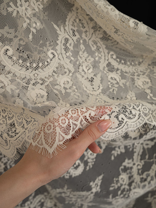 Кружево с ресничками шантильи Р430 (цена за купон 145см*290см) сливочный